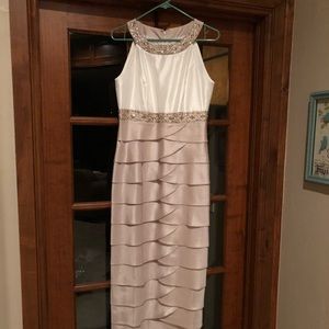 Gorgeous Jessica Howard formal dress.